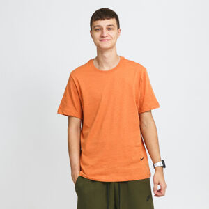 Tričko s krátkým rukávem Nike M NSW Tee Sustainability oranžové